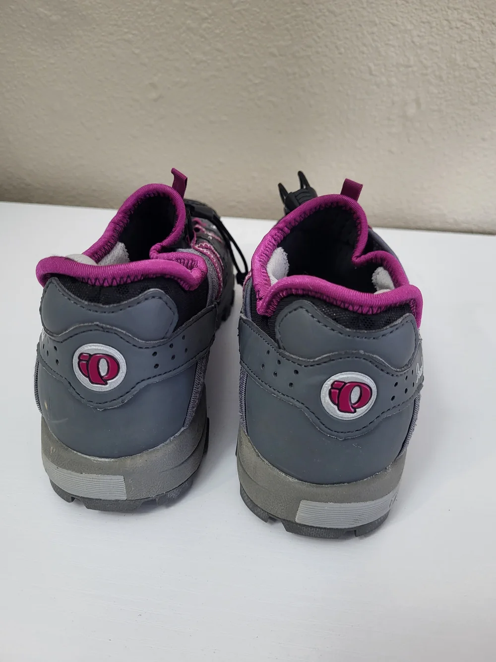 Pearl Izumi Gray and Pink Women's Trail Shoes Size 9